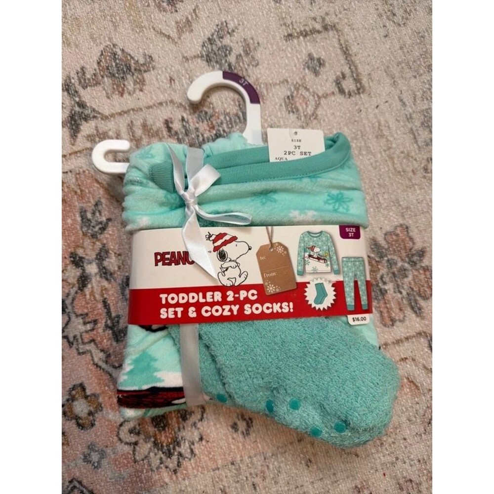 Peanuts toddler 2 pc pajama set and cozy socks new 3T